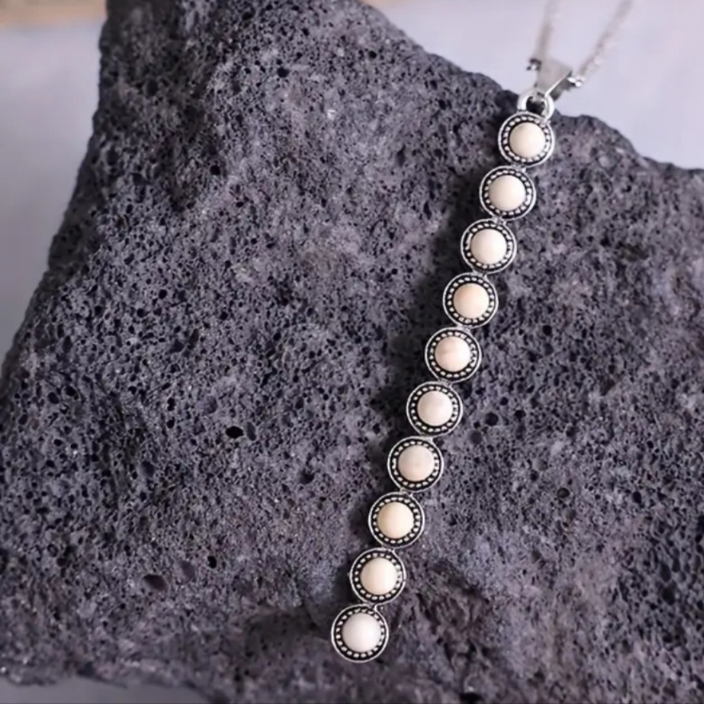 Multiple round shape stone bar. NWT Fast Ship. Boutique. Nice Piece!🏷Sale